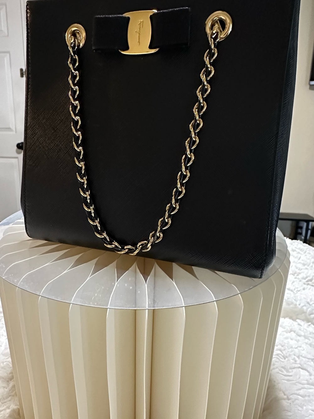 Salvatore Ferragamo Black Leather Shoulder Bag with Gold Chain and Vara Bow - Picture 4 of 10